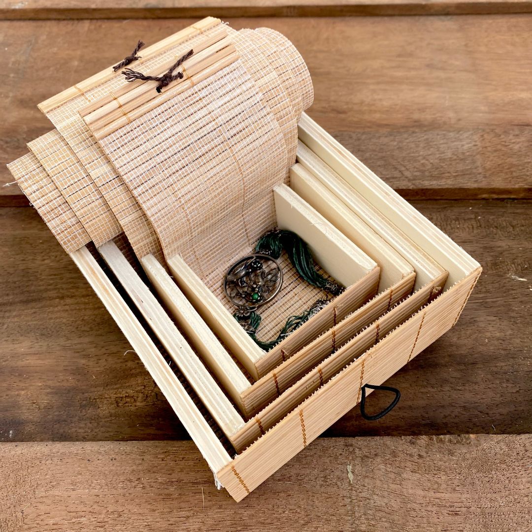 Jewellery inside Beige gift box set of 4