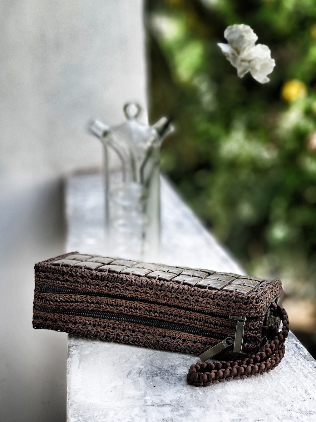 DaisyLife eco-friendly natural coconut shell hand clutch