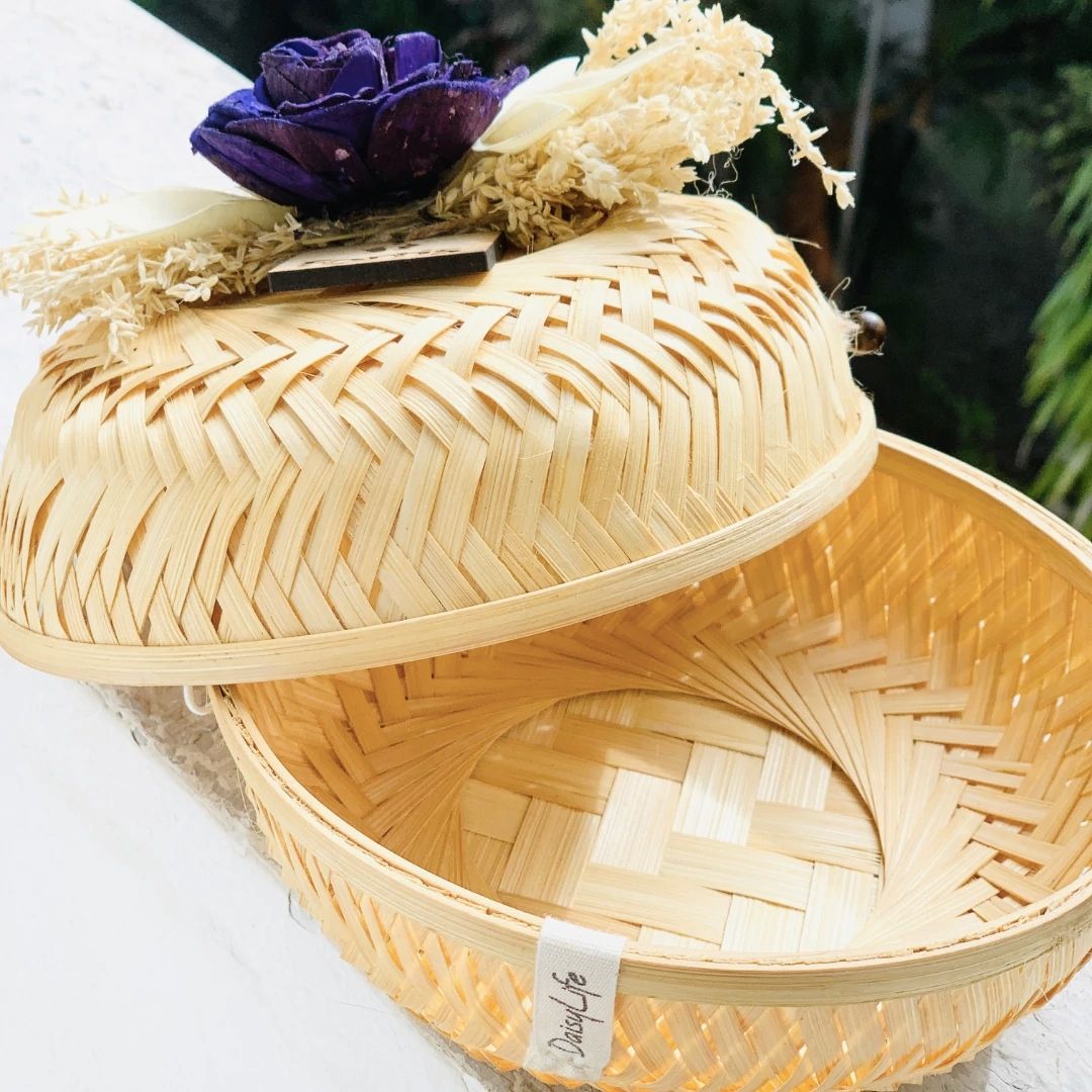 Natural bamboo gift basket with dried flower bow for gift packaging.