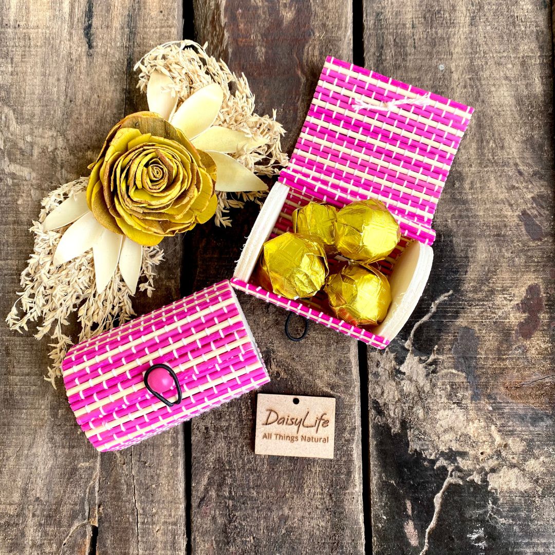 Gold wrapped chocolate inside Set of 6 round pink gift box
