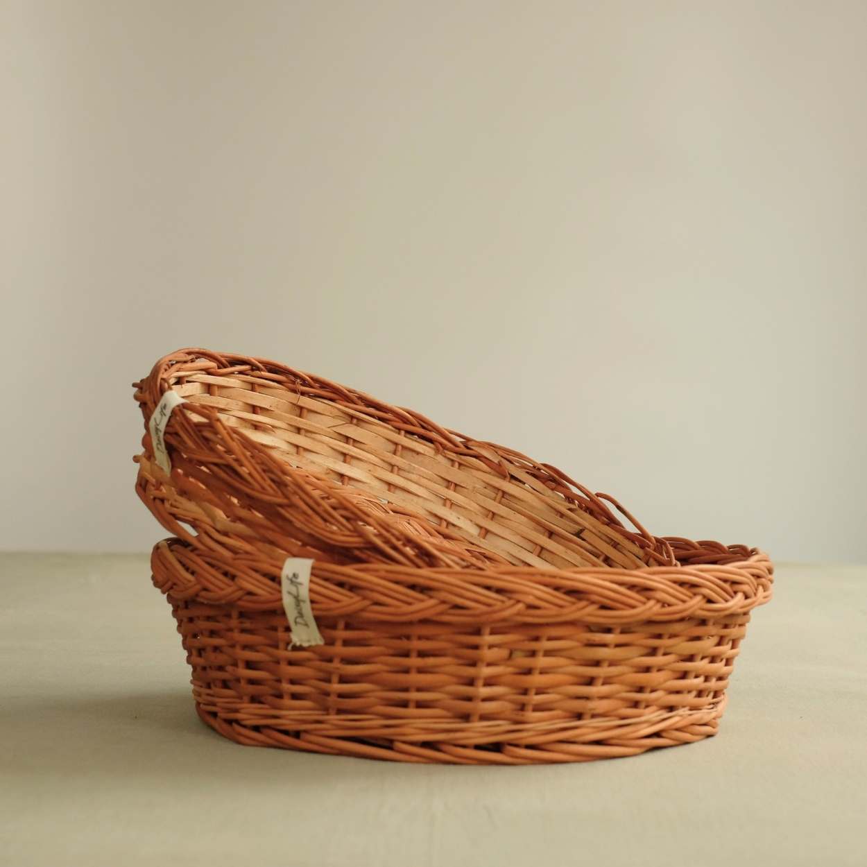 DaisyLife simple round wicker basket for festive season, storing sweets