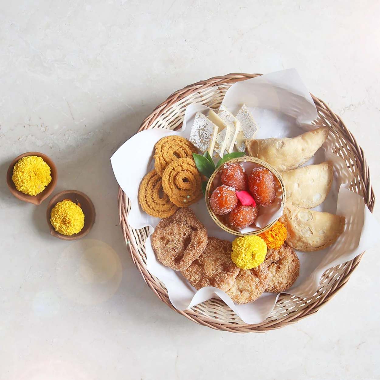 DaisyLife simple round wicker basket for festive season, storing sweets