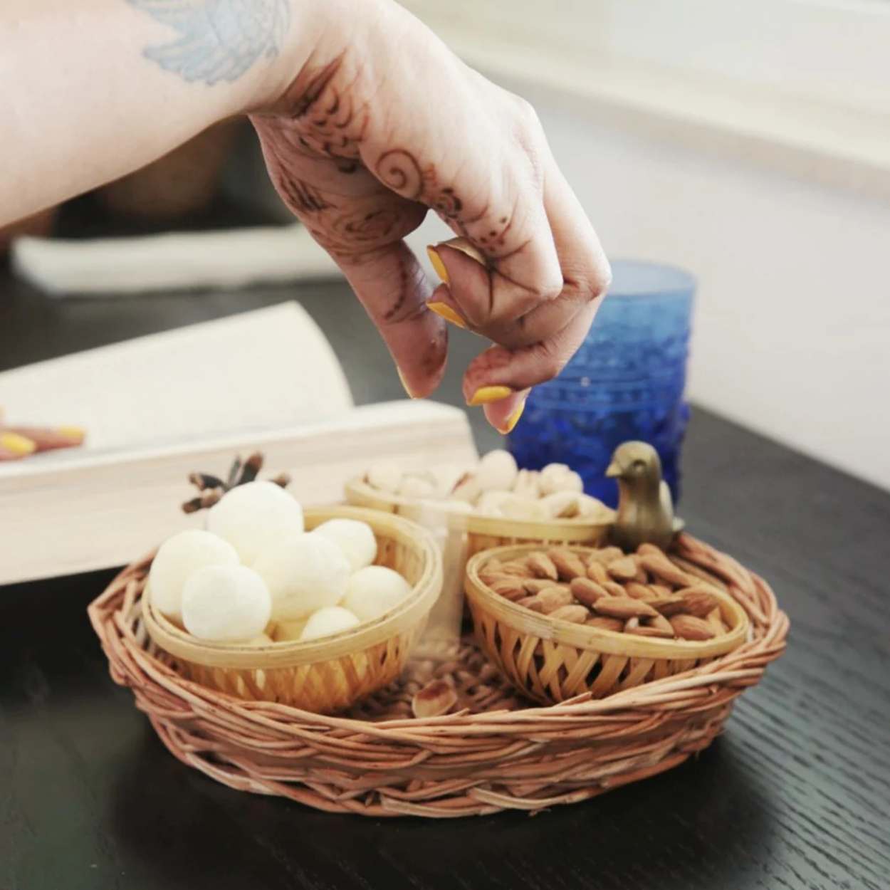 DaisyLife simple round wicker basket for festive season, storing sweets