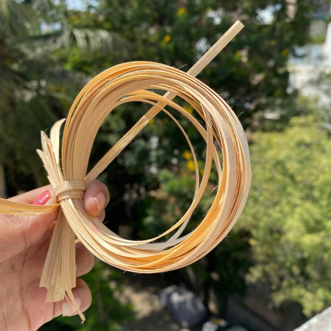 Thin bamboo strips in natural colour and finishing. Use for borders and finishing of DIY projects