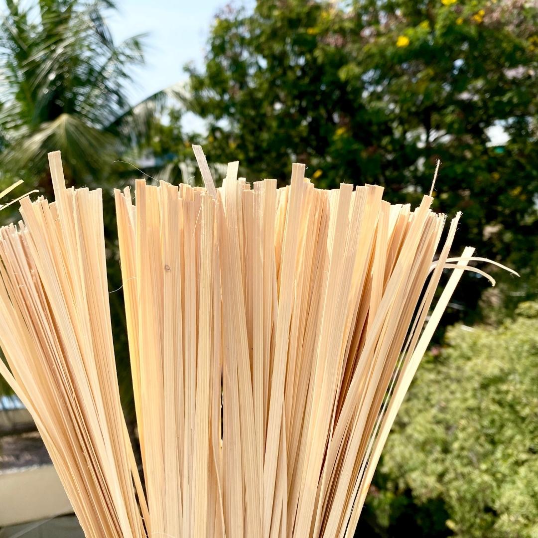 Thin bamboo strips in natural colour and finishing. Use for borders and finishing of DIY projects