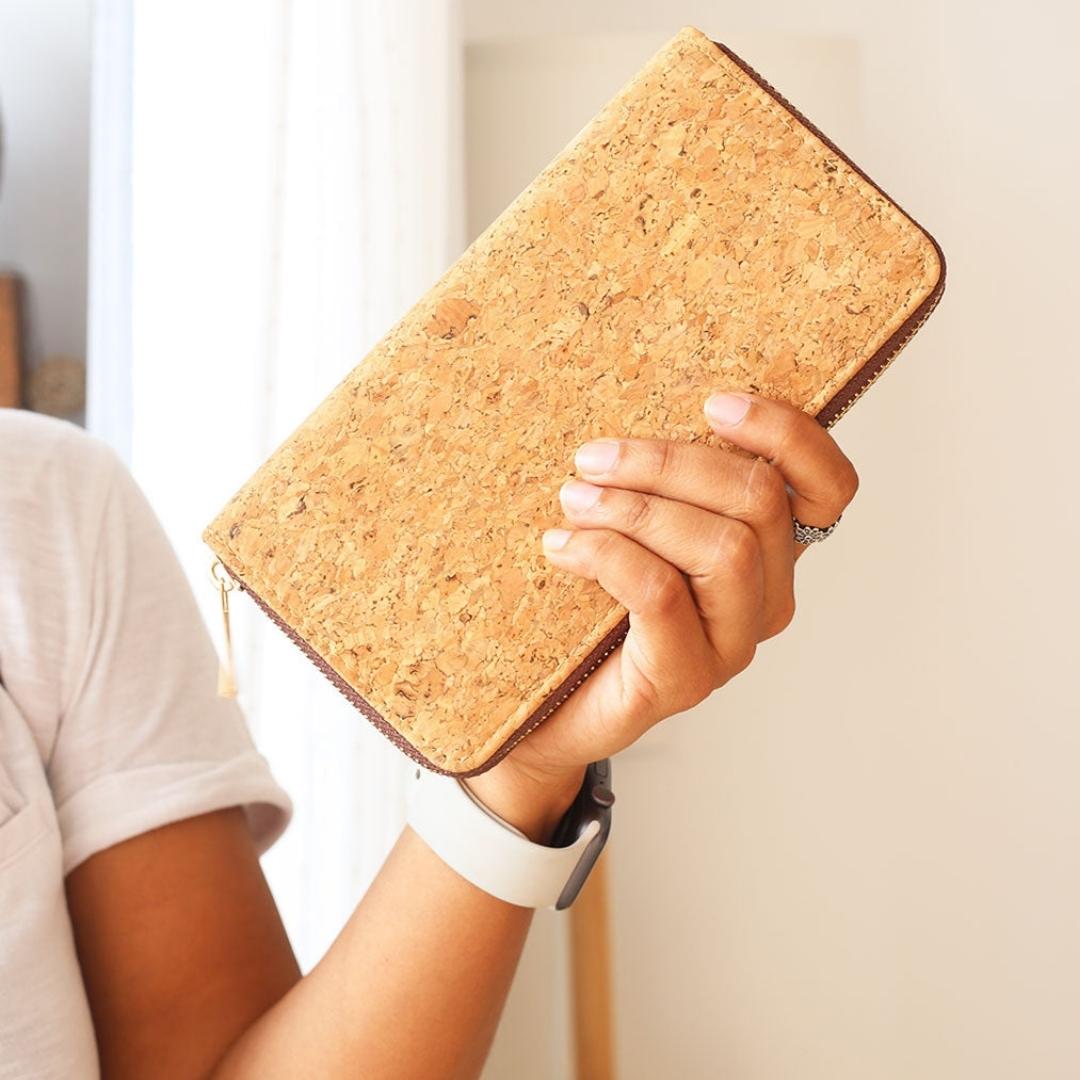 Compact, accommodating and soft cork clutch
