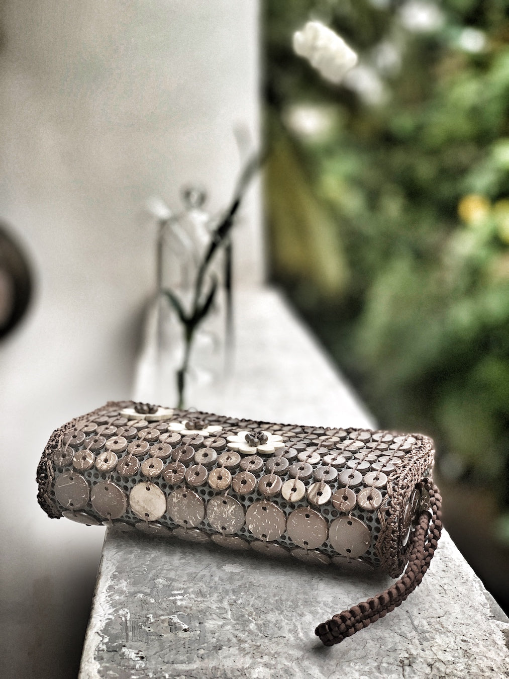 DaisyLife natural coconut shell brown wristlet clutch bag with white flowers