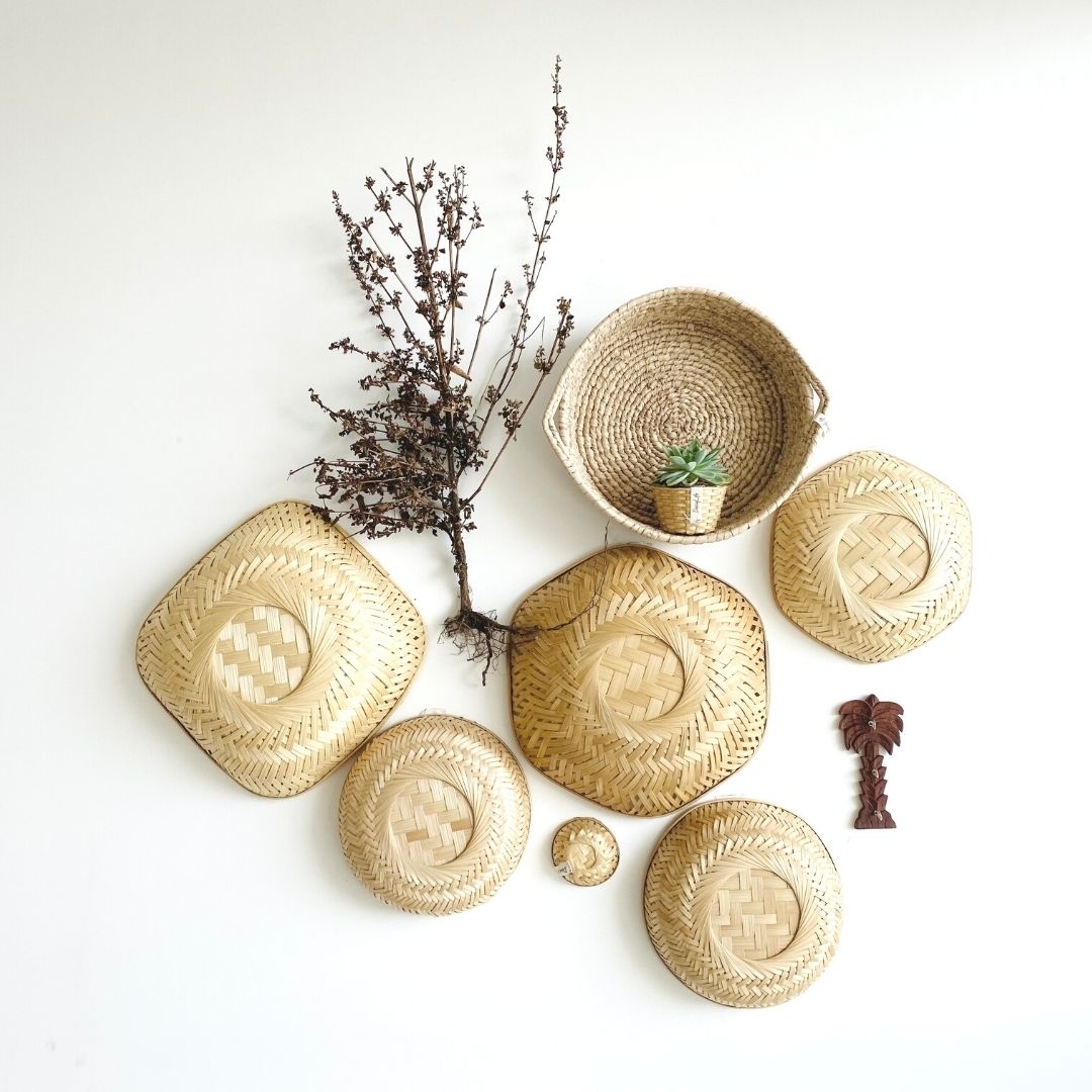 Baskets in different shapes and sizes, a little planter, a palm tree keychain hangar made with bamboo, grass and wood in this installation. 
