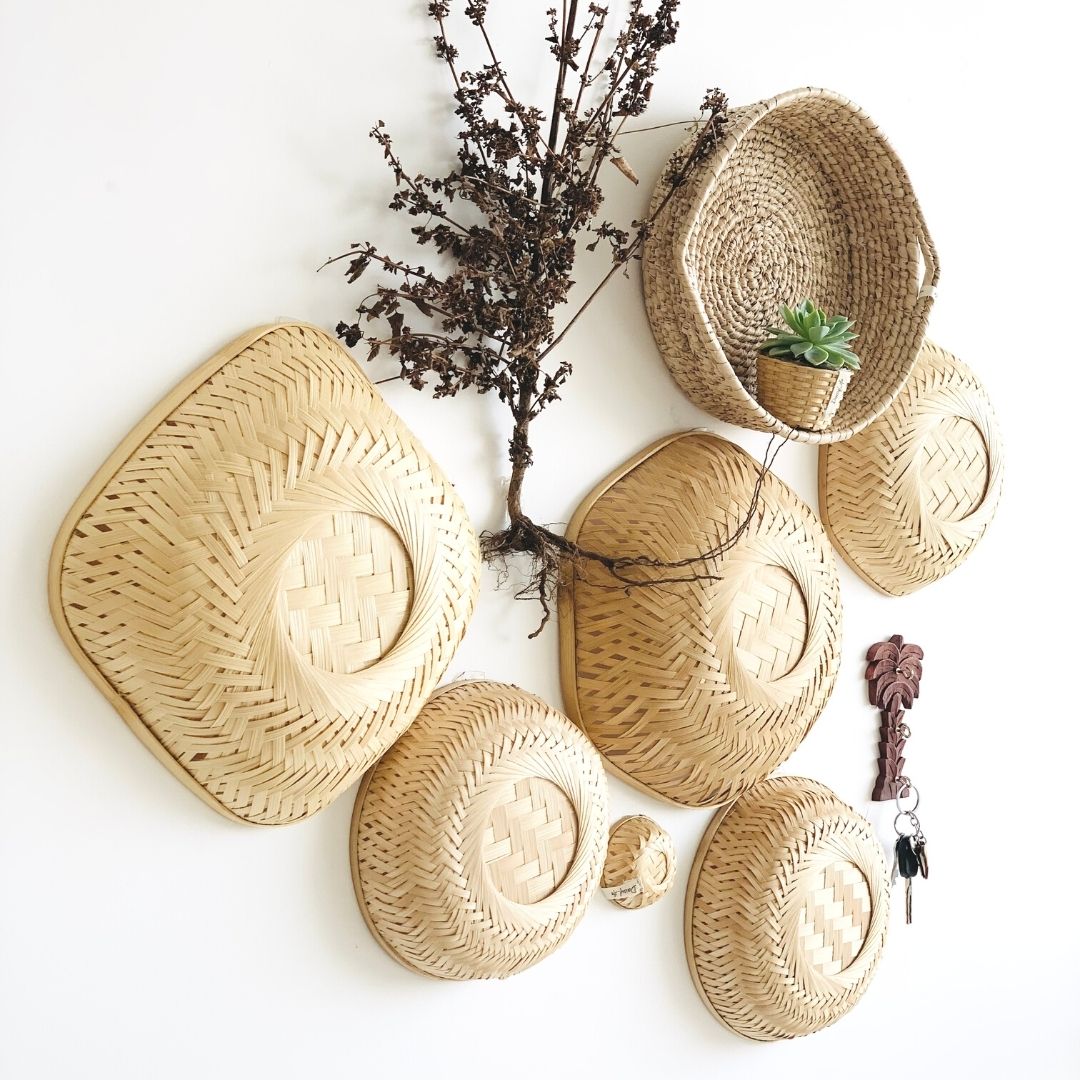 Baskets in different shapes and sizes, a little planter, a palm tree keychain hangar made with bamboo, grass and wood in this installation. 