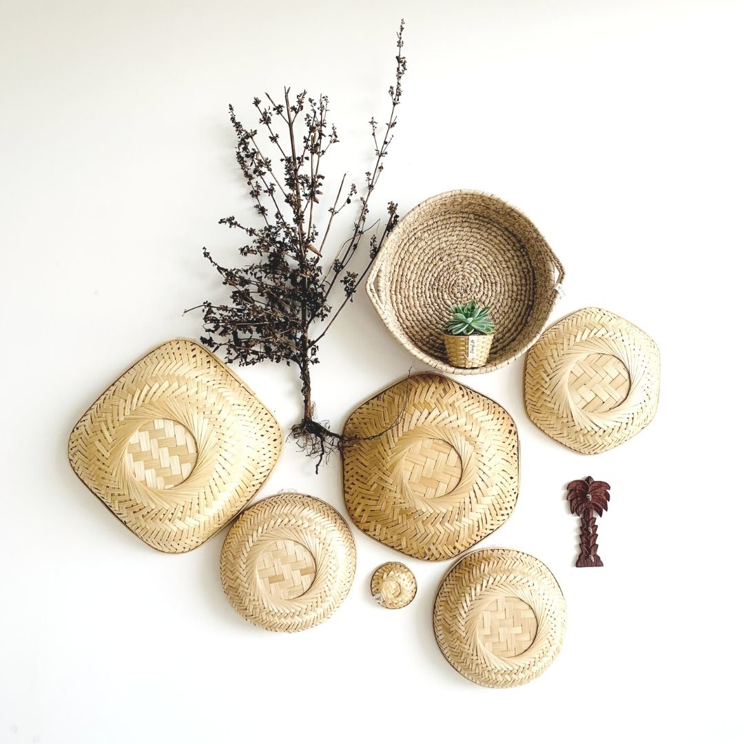 Baskets in different shapes and sizes, a little planter, a palm tree keychain hangar made with bamboo, grass and wood in this installation. 