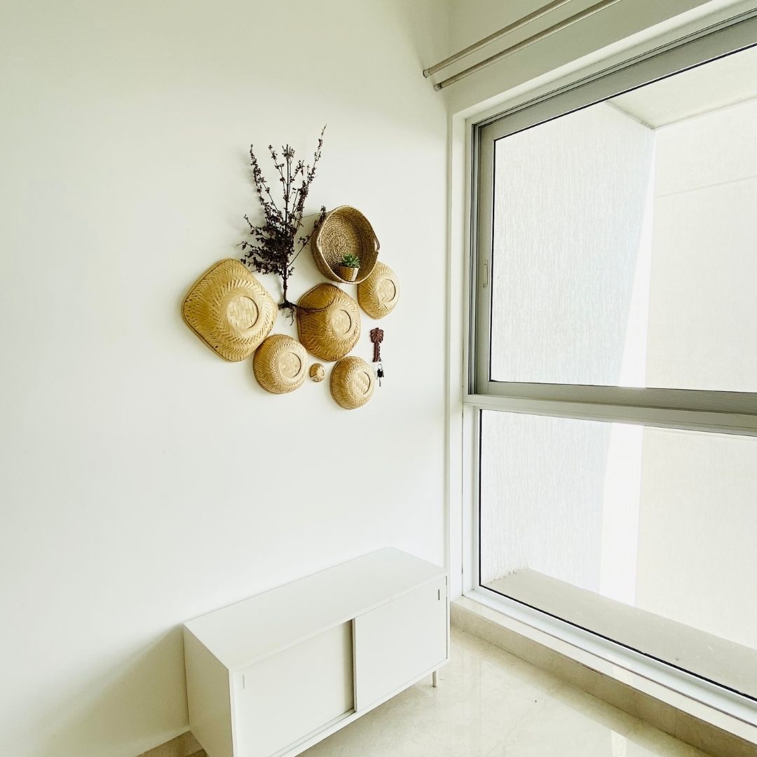 Baskets in different shapes and sizes, a little planter, a palm tree keychain hangar made with bamboo, grass and wood in this installation. 