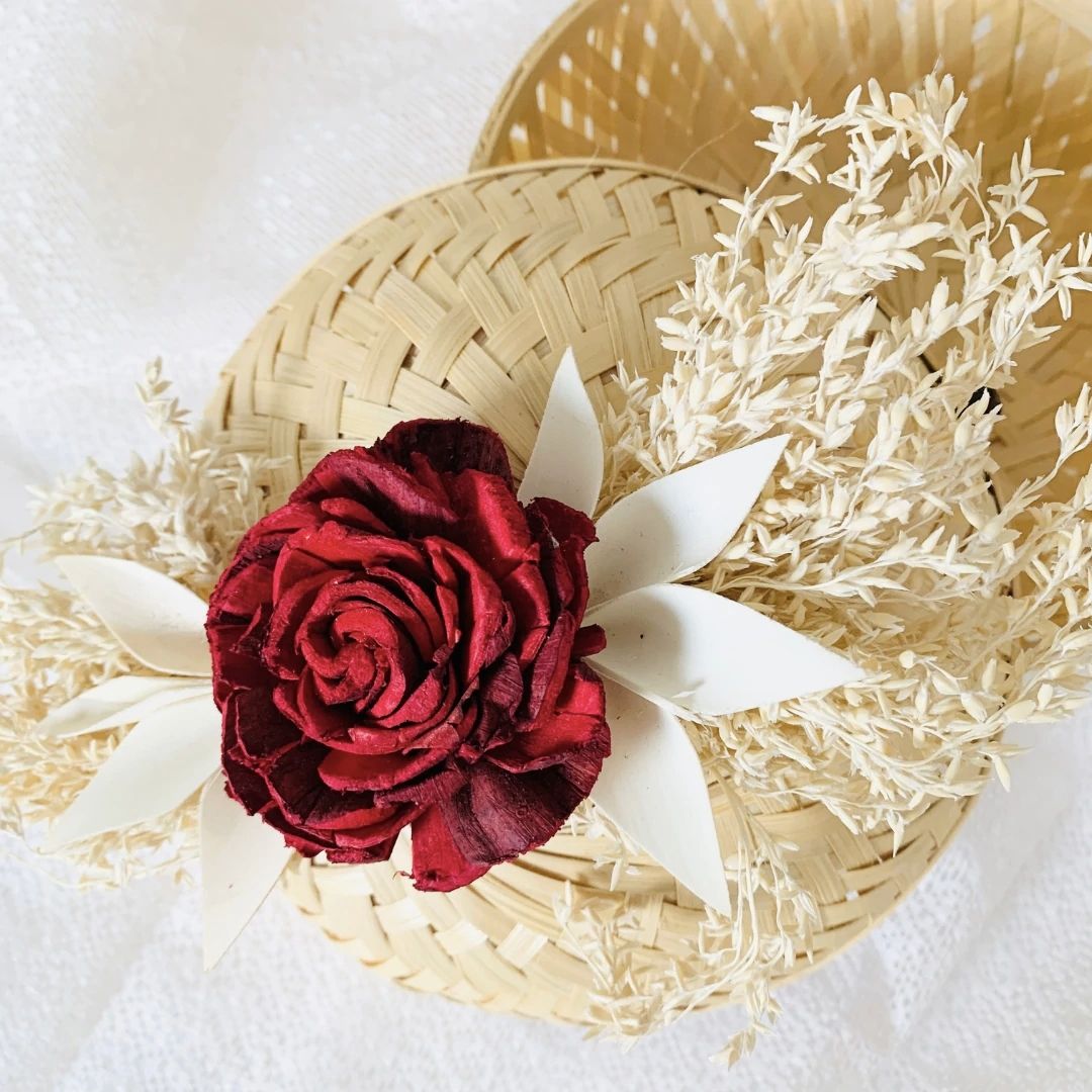 Natural bamboo gift basket with dried flower bow for gift packaging.