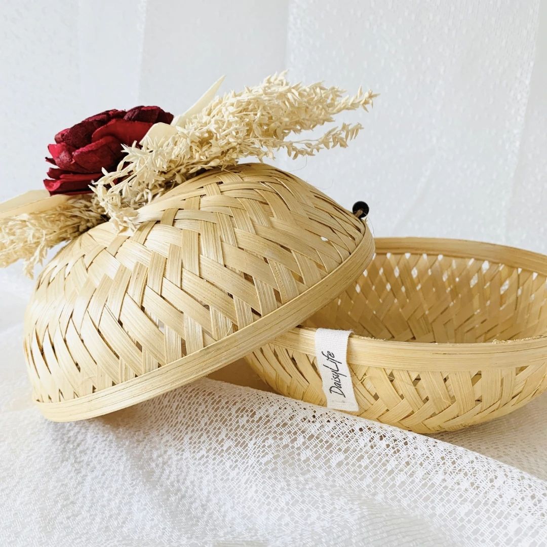Natural bamboo gift basket with dried flower bow for gift packaging.