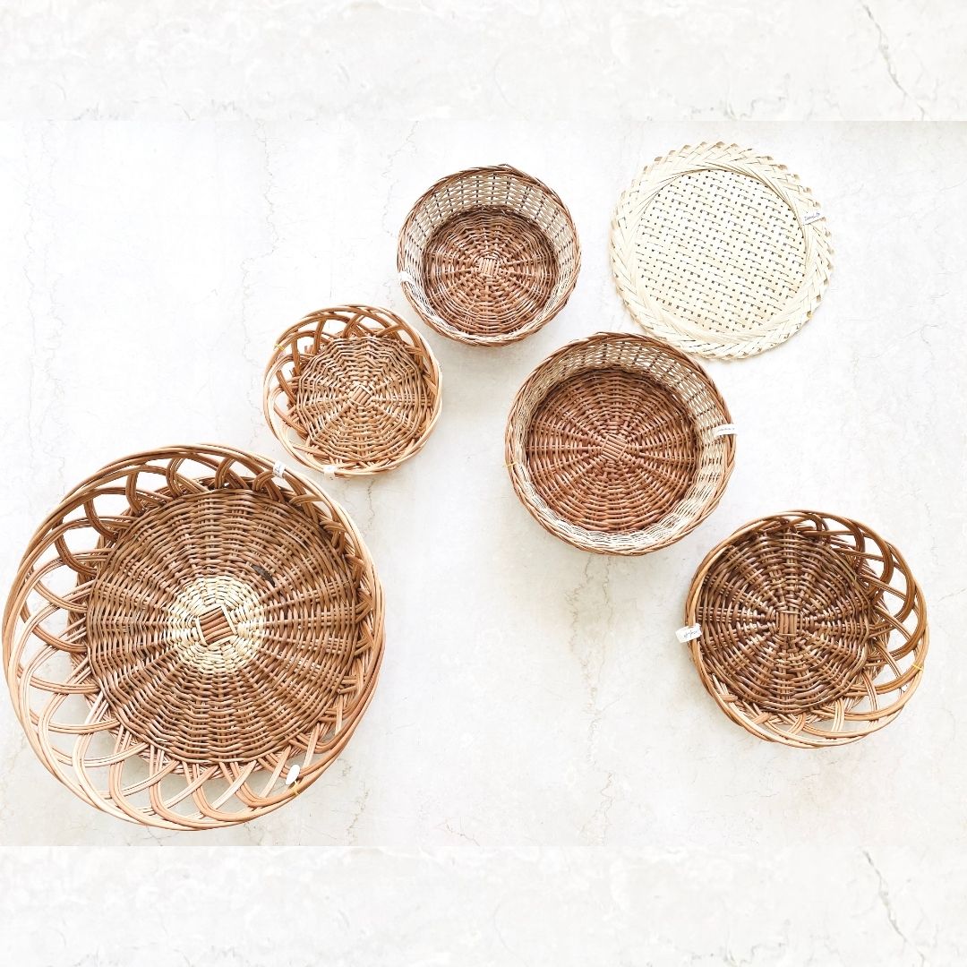 Mountain structured wall baskets decor in balcony.