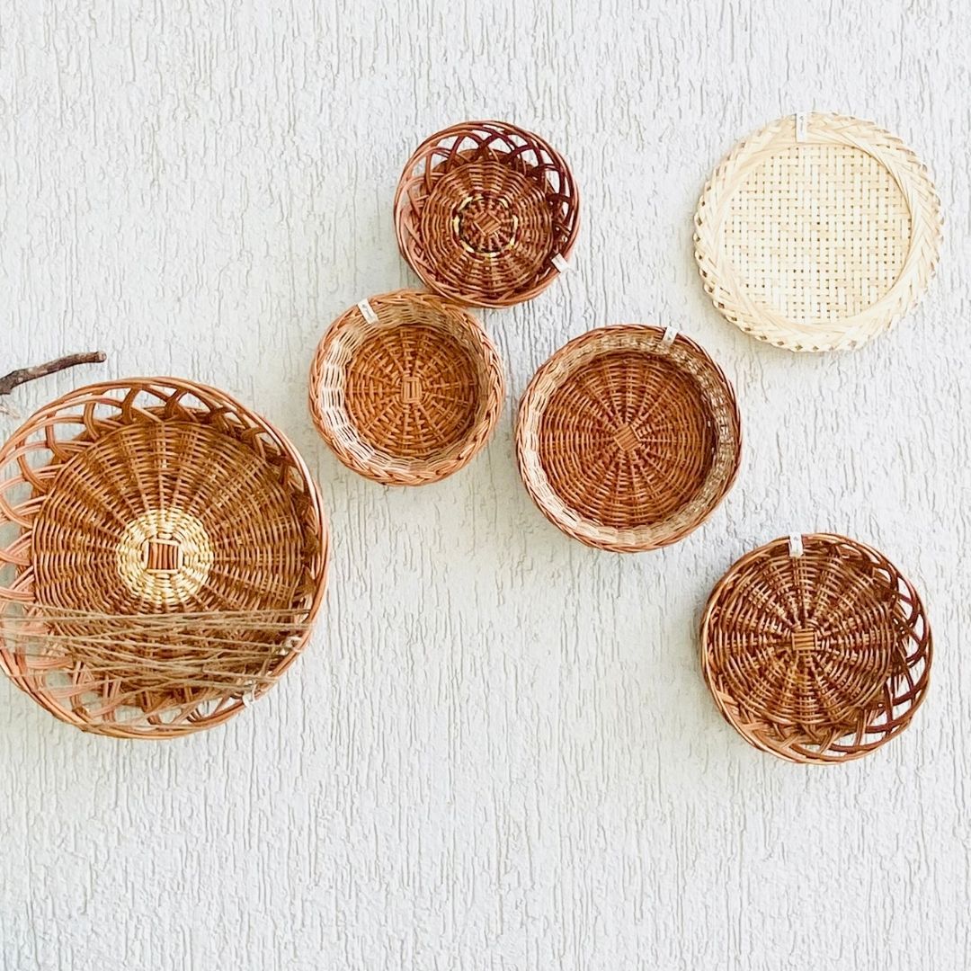 Mountain structured wall baskets decor in balcony.