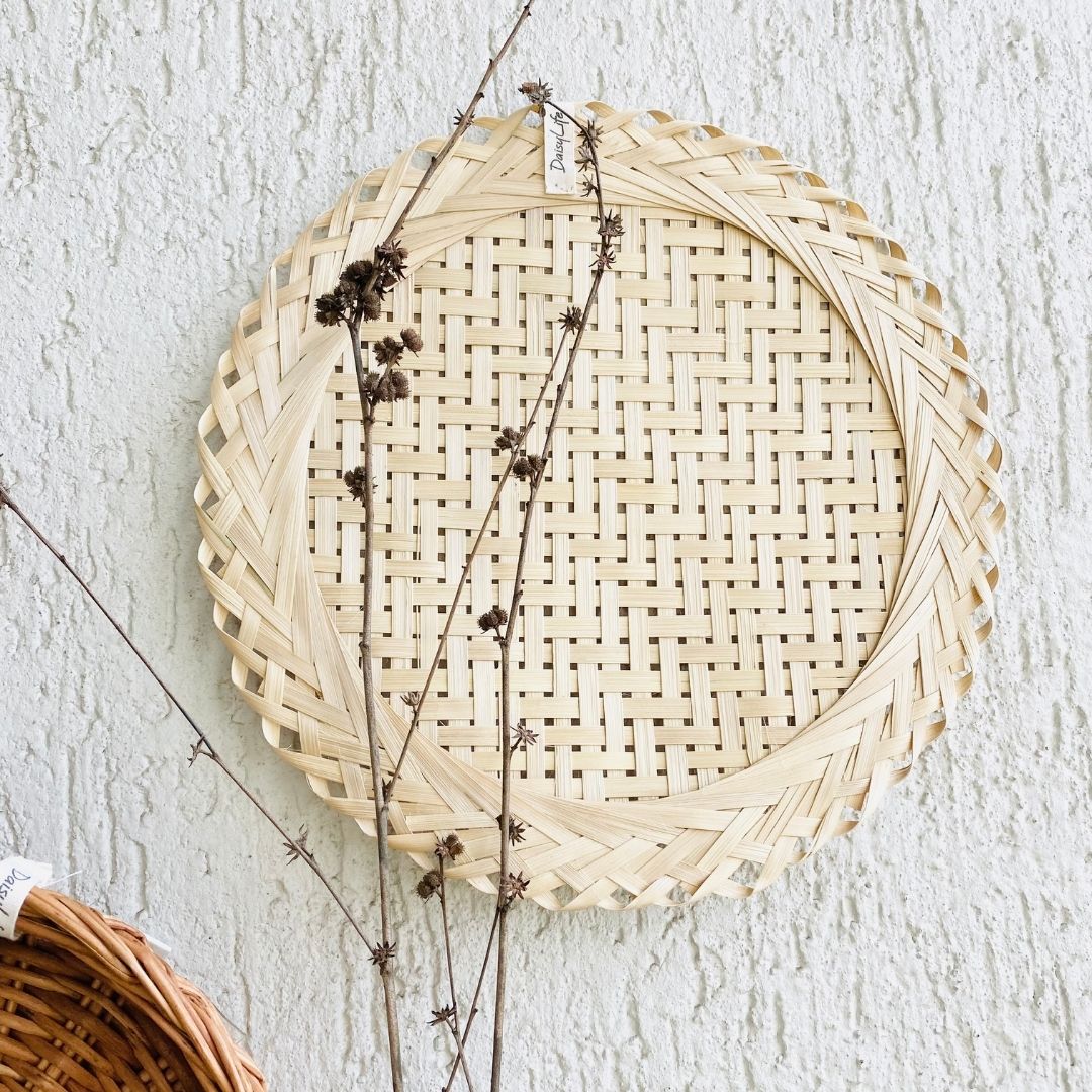 Round daisy mat used in wall basket decor.