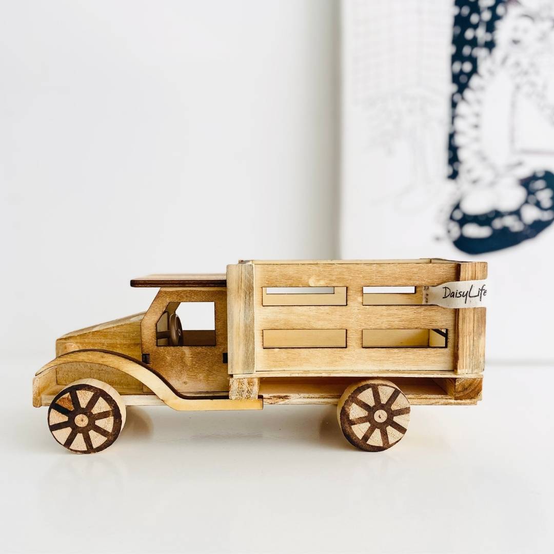 DaisyLife's natural wooden truck 